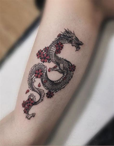 tatuaje dragon pierna|Tatuaje de dragón: significado e imágenes para。